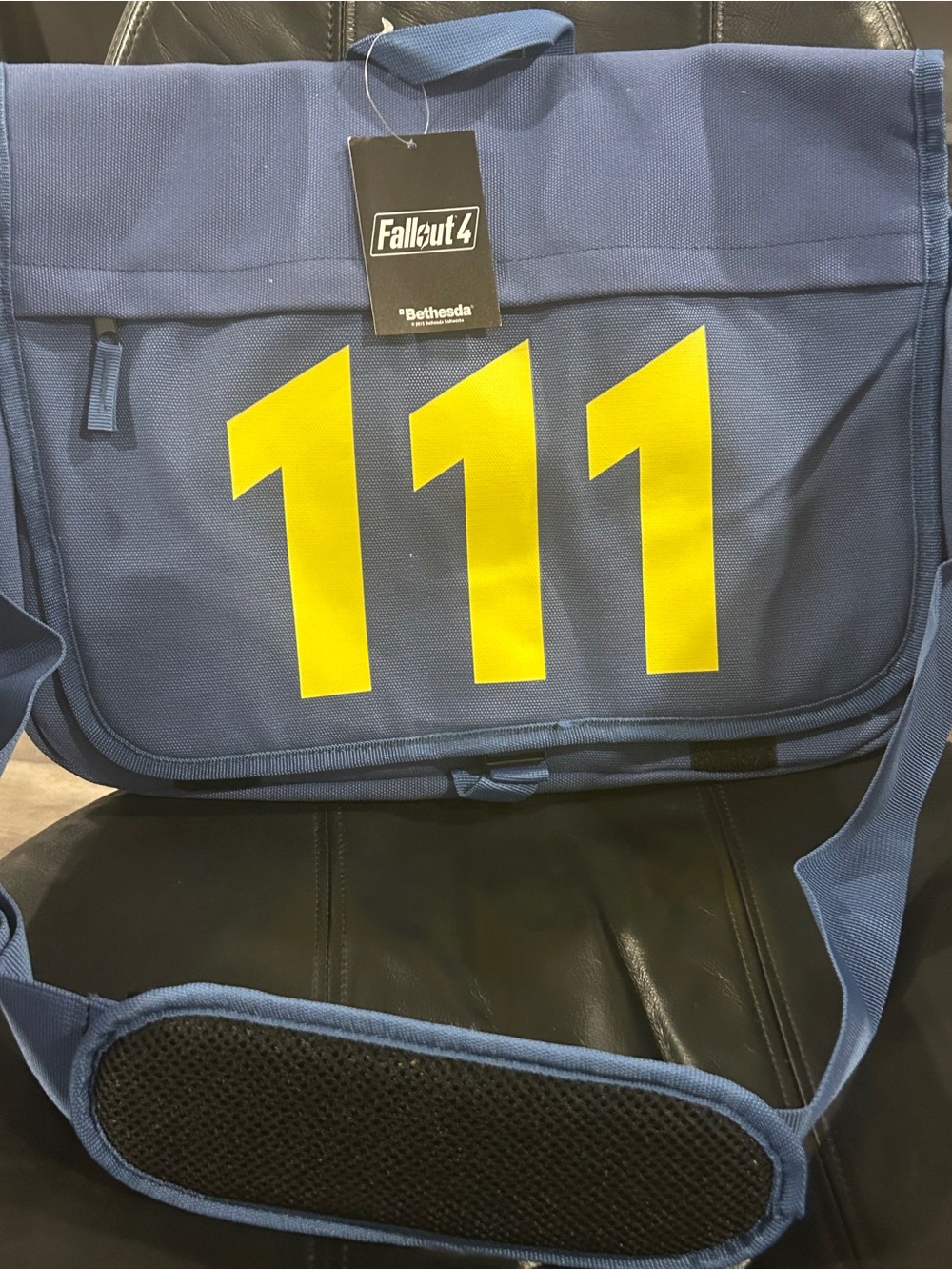 official Bethesda Fallout 4 Vault 111 Messenger Bag.NWT